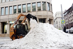 Петр Бирюков сообщил, что коммунальные службы справились с последствиями аномального снегопада 