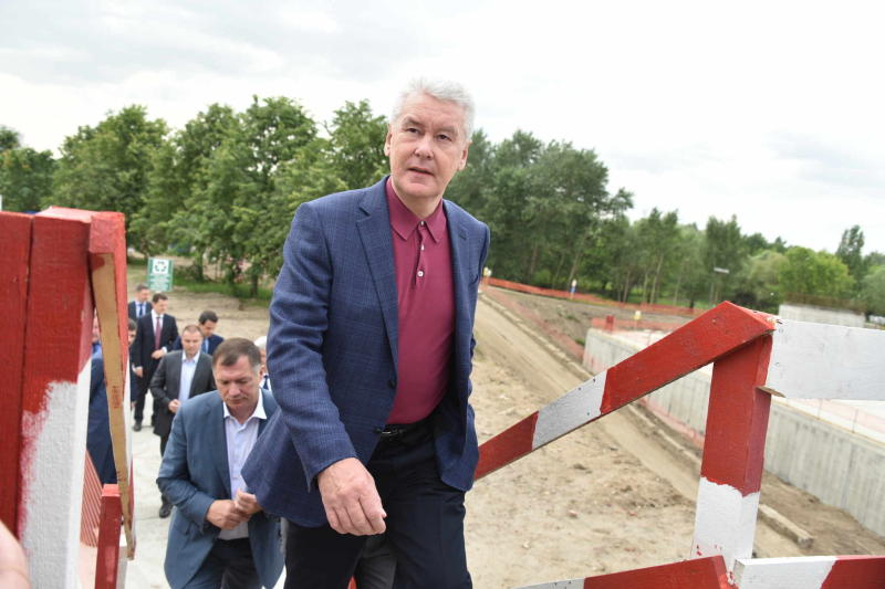 Мэр Москвы Сергей Собянин в ходе осмотра строительства парка.