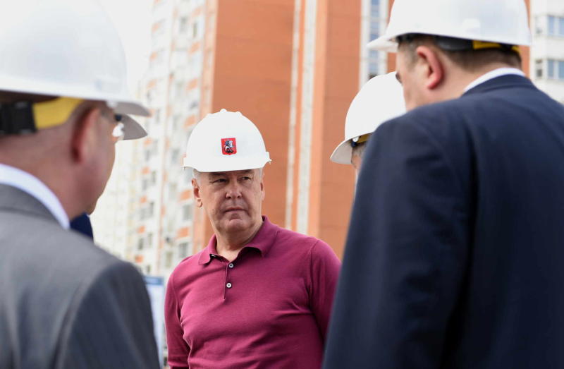 мэр Москвы Сергей Собянин во время осмотра строящейся станции «Некрасовка»