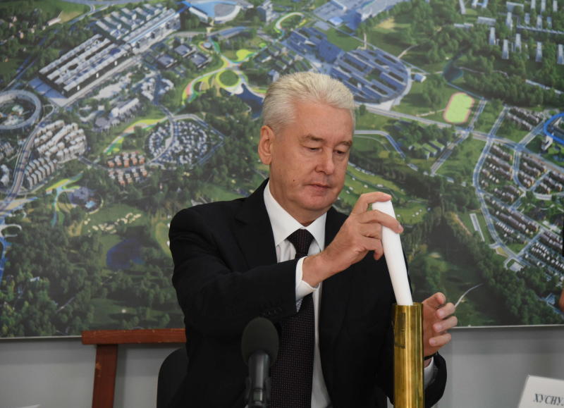 Мэр Москвы Сергей Собянин заложил капсулу в основание Медицинского кластера в Сколково