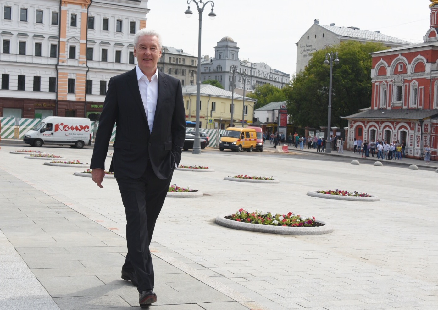 Мэр Москвы Сергей Собянин осмотрел итоги благоустройства Славянской площади.