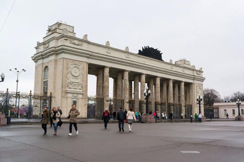 В Москве завершилась реставрация главного входа в Парк Горького с обзорной площадкой на крыше