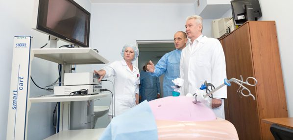 Использование высокотехнологичных роботов стало обычной практикой для московских хирургов