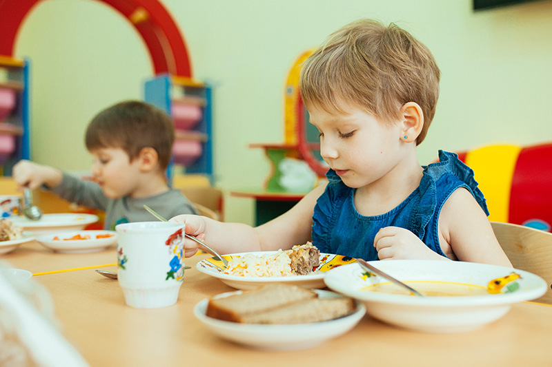 Что едят в садике. Завтрак в детском саду. Детки кушают в детском саду. Обед в детском саду. Дети едят в детском саду.