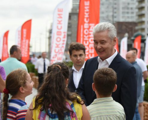 Собянин пригласил юных москвичей и их родителей на фестиваль “Снова в школу”