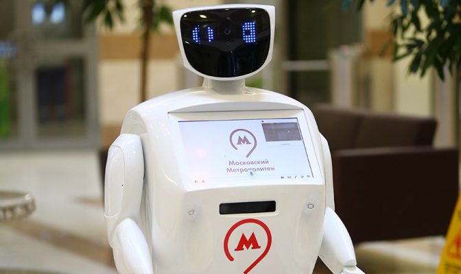 Робот-помощник появился в столичном метро
