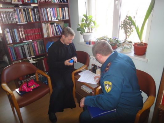 Сотрудники МЧС проверяют храмы новой Москвы перед Пасхой