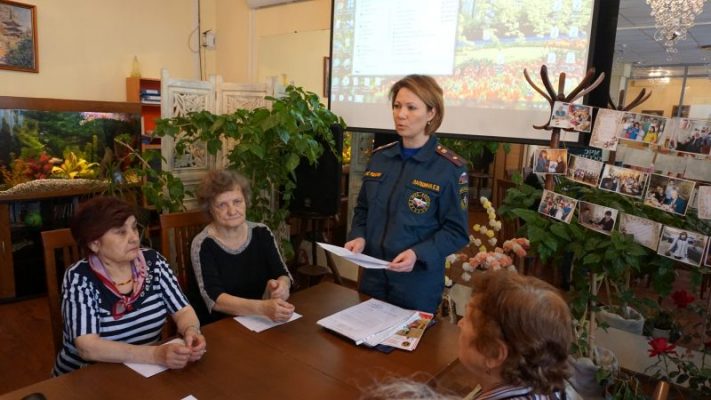 Сотрудник МЧС провела встречу в Центре социального обеспечения «Троицкий»