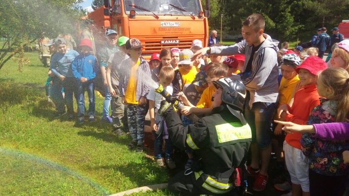 Пожарные и спасатели побывали в детском лагере «Соколенок»