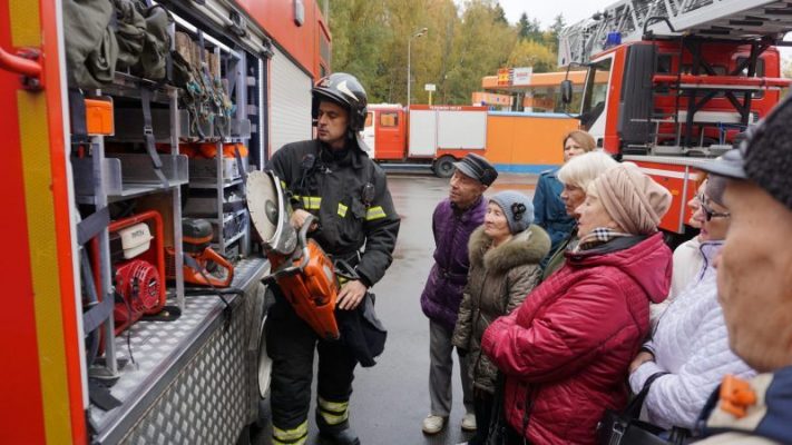 Проведена экскурсия в пожарную часть для получателей социальных услуг городского округа Троицк