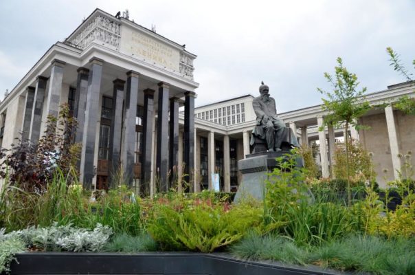 Завершено благоустройство площади у Российской государственной библиотеки