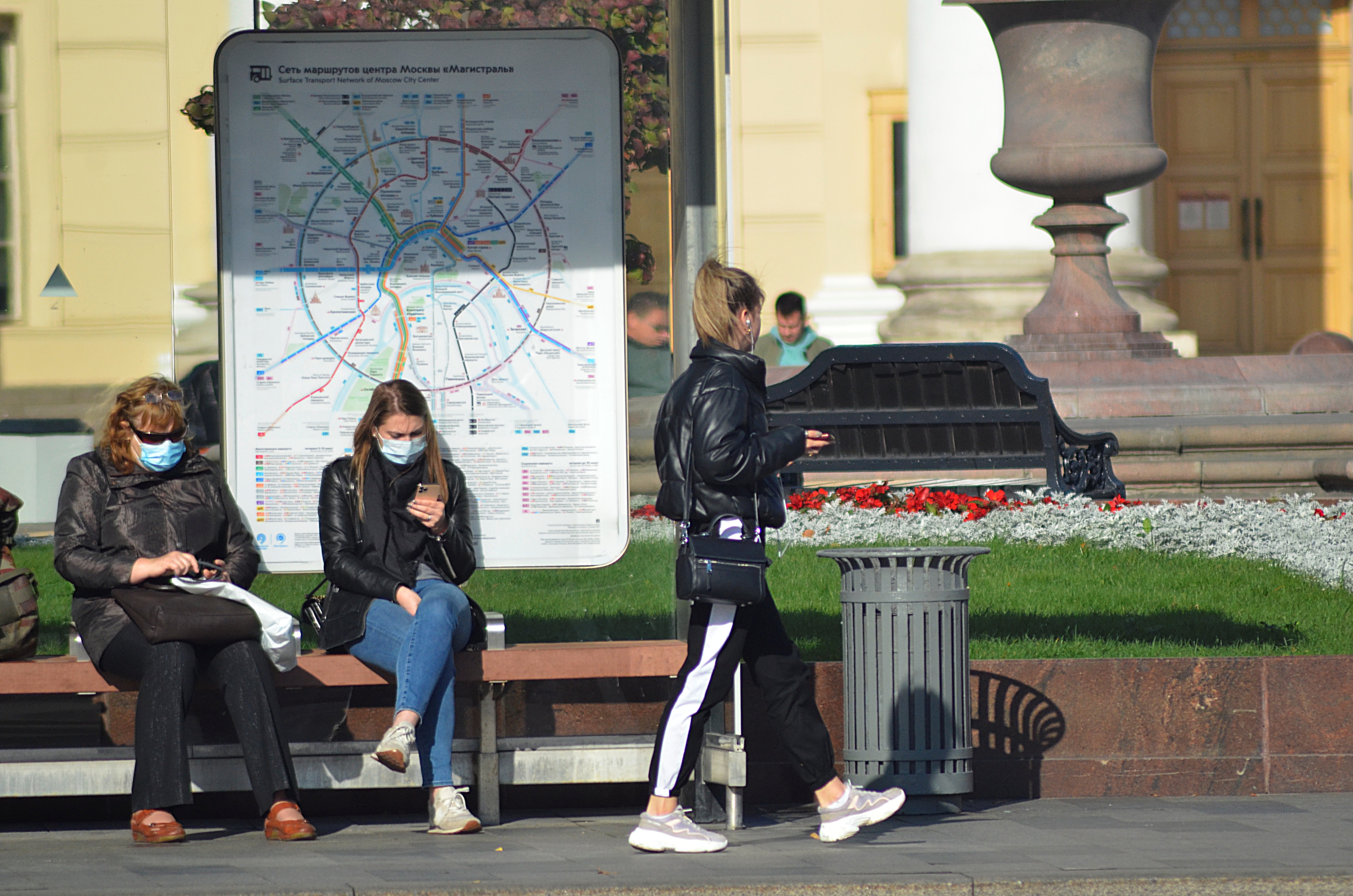 Каких людей принимает москва. Девушка на фоне Бауманки. Фотография которая демонстрирует ситуацию с Covid-19.