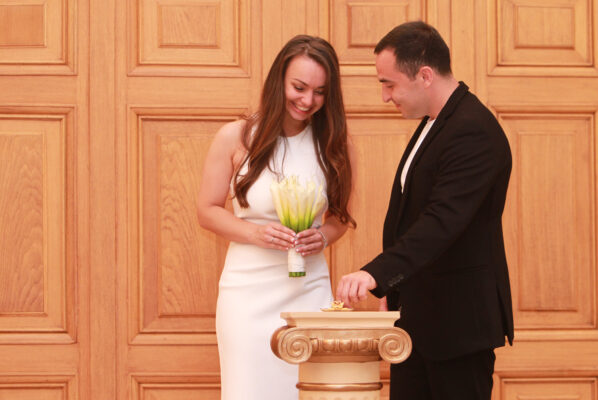 Около 60 пар планируют зарегистрировать брак в Москве 7 января