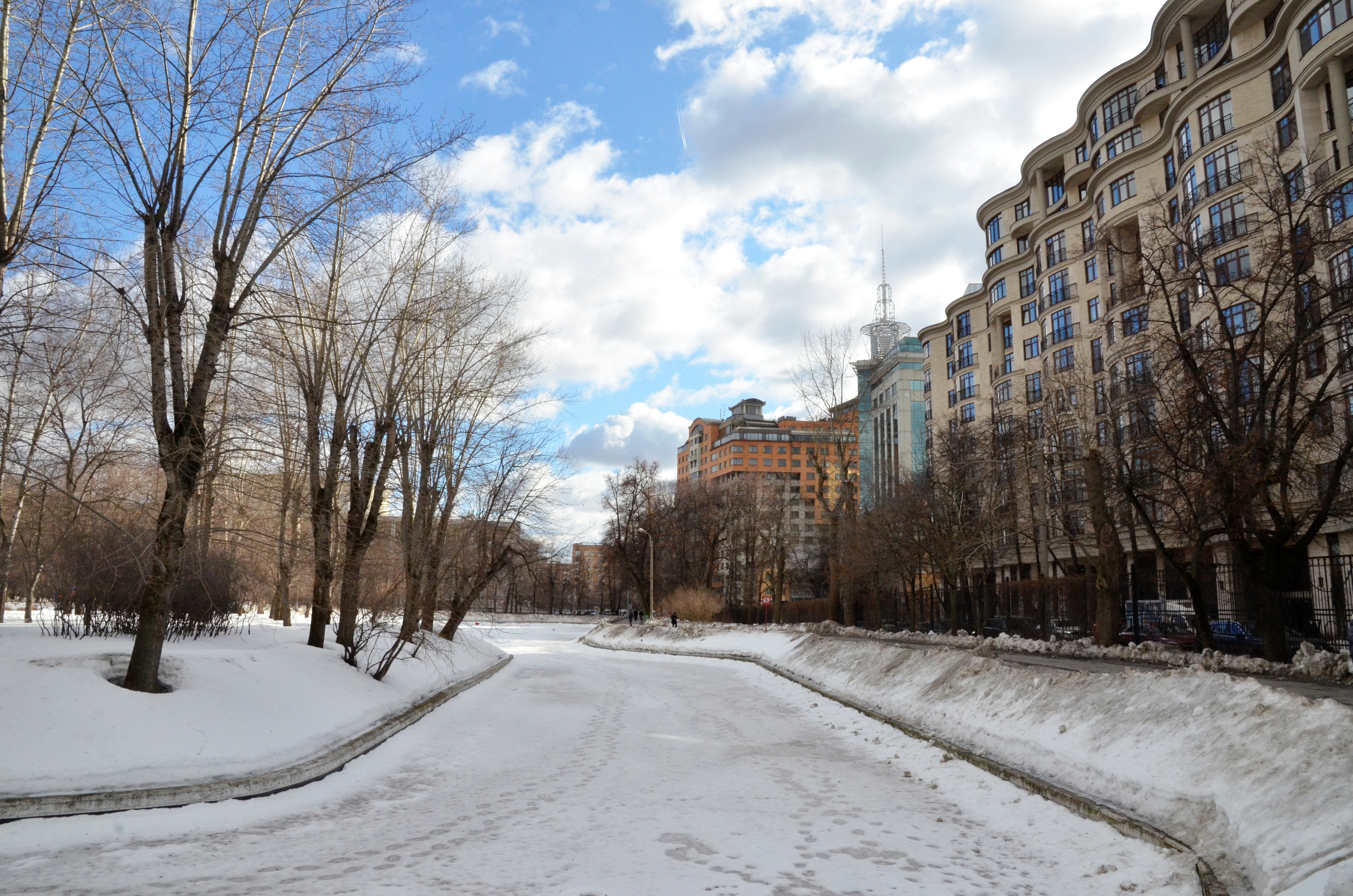 Город сдан. Весна в городе. Весна в Москве. Март в городе. Весна в Москве фото.