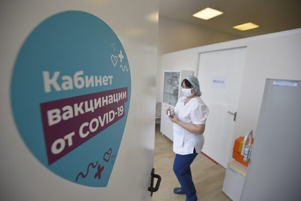 Власти Москвы и бизнес объявили о запуске акции для вакцинировавшихся пожилых людей