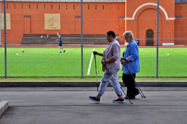Пожилые москвичи по QR-коду смогут посещать занятия «Московского долголетия» на свежем воздухе