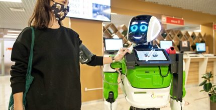 Дружелюбный робот Дитоша встречает гостей в павильоне «Умный город» на ВДНХ