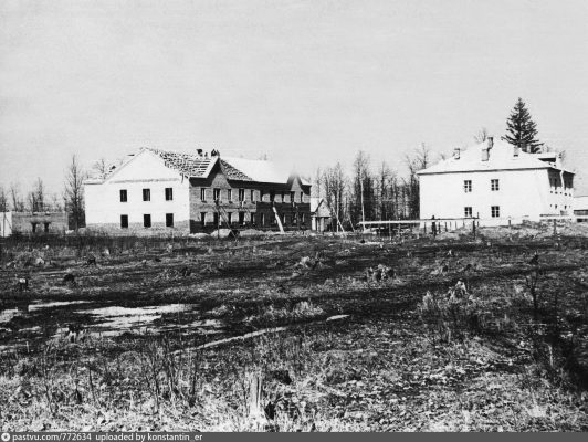 Троицкие летописи: В этот день 74 года назад на воскреснике сотрудников НИИЗМ был заложен первый каменный жилой дом Академгородка.