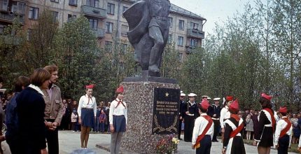 Троицкие летописи: Архивные цветные фотографии с церемонии открытия памятника павшим в Великой Отечественной войне землякам.
