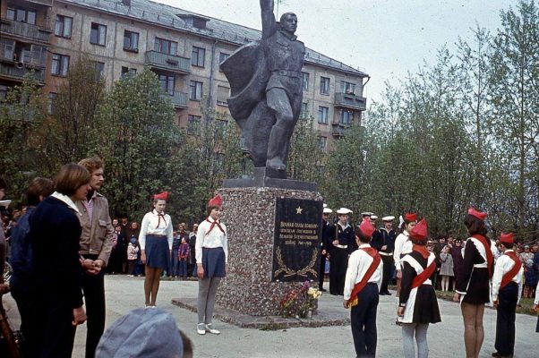 Троицкие летописи: Архивные цветные фотографии с церемонии открытия памятника павшим в Великой Отечественной войне землякам.