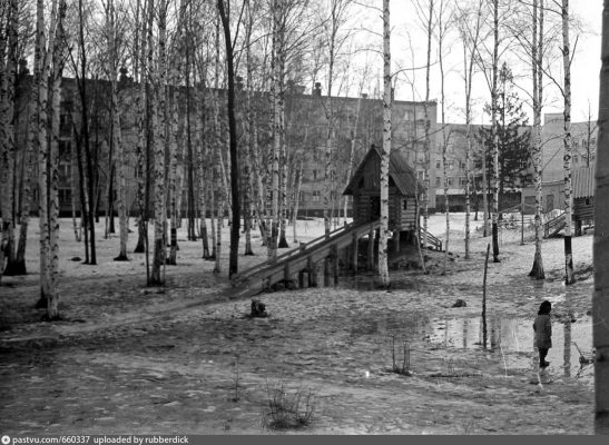 Троицкие летописи: Деревянный городок для детей также был между домами 12а и 14а на Центральной улице. 1975 – 1985-е годы.